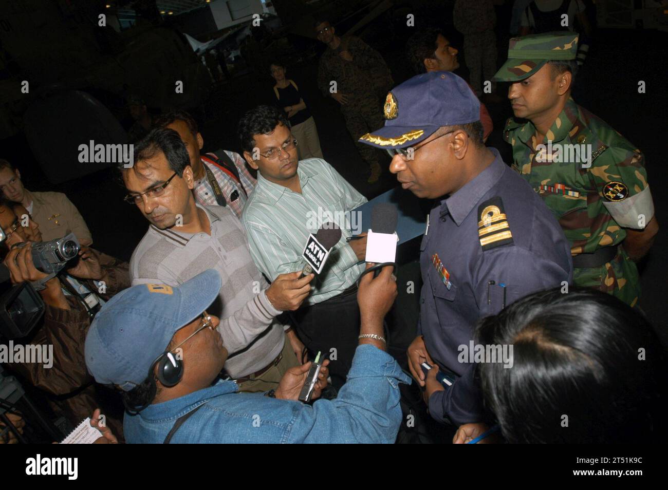 0711295642P-089 BAY OF BENGAL (29 novembre 2007) Un comandante dell'esercito del Bangladesh fornisce un'intervista ai media internazionali sulle capacità uniche che Kearsarge porta alla missione di assistenza umanitaria/soccorso in caso di disastro del Bangladesh nella baia hangar della nave d'assalto anfibio USS Kearsarge (LHD 3). Kearsarge e la 22nd Marine Expeditionary Unit (Special Operations Capable) stanno conducendo sforzi di soccorso in risposta alla richiesta di assistenza del governo del Bangladesh dopo che il ciclone tropicale Sidr ha colpito la loro costa meridionale 15 novembre. La tempesta ha ucciso più di 3.000 persone e.. Foto Stock