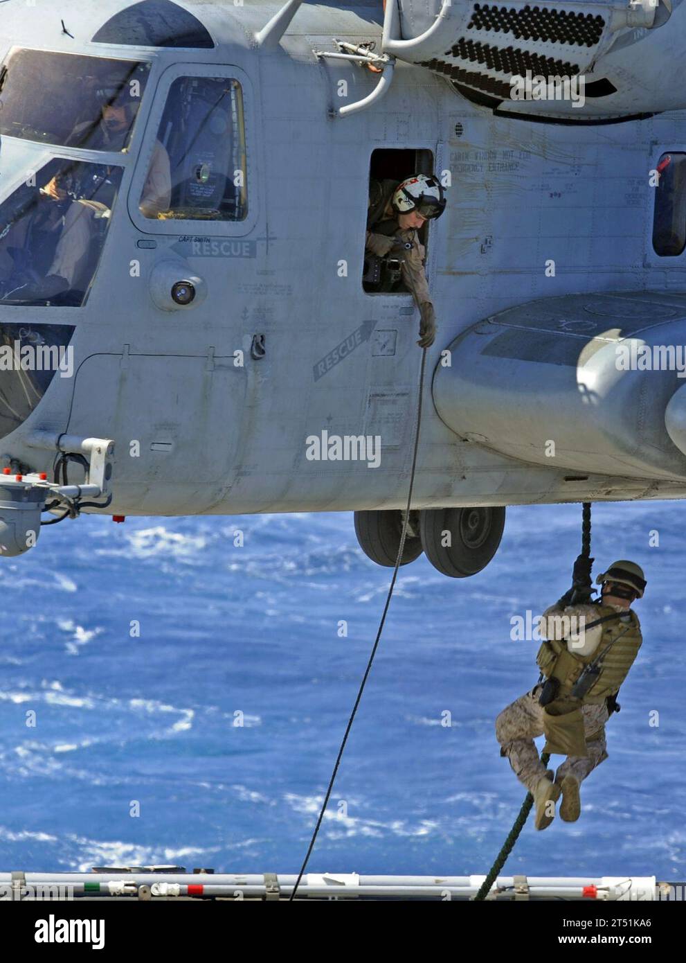 0906095345W-125 MAR MEDITERRANEO (9 giugno 2009) Un Marine della 22nd Marine Expeditionary Unit (MEU) Visit, Board, Search and Sequestzure (VBSS) team a bordo della USS Bataan (LHD 5) corde veloci da un CH-53 Super Stallion, assegnato ai polli Thunder del Marine Medium Tiltrotor Squadron (VMM) 263, al ponte di volo della nave da sbarco anfibio USS Fort McHenry (LSD 43) durante un'esercitazione VBSS. Il Fort McHenry è schierato con il Bataan Amphibious Ready Group (ARG) a sostegno delle operazioni di sicurezza marittima nelle aree di responsabilità della 5a e 6a flotta. Marina Foto Stock