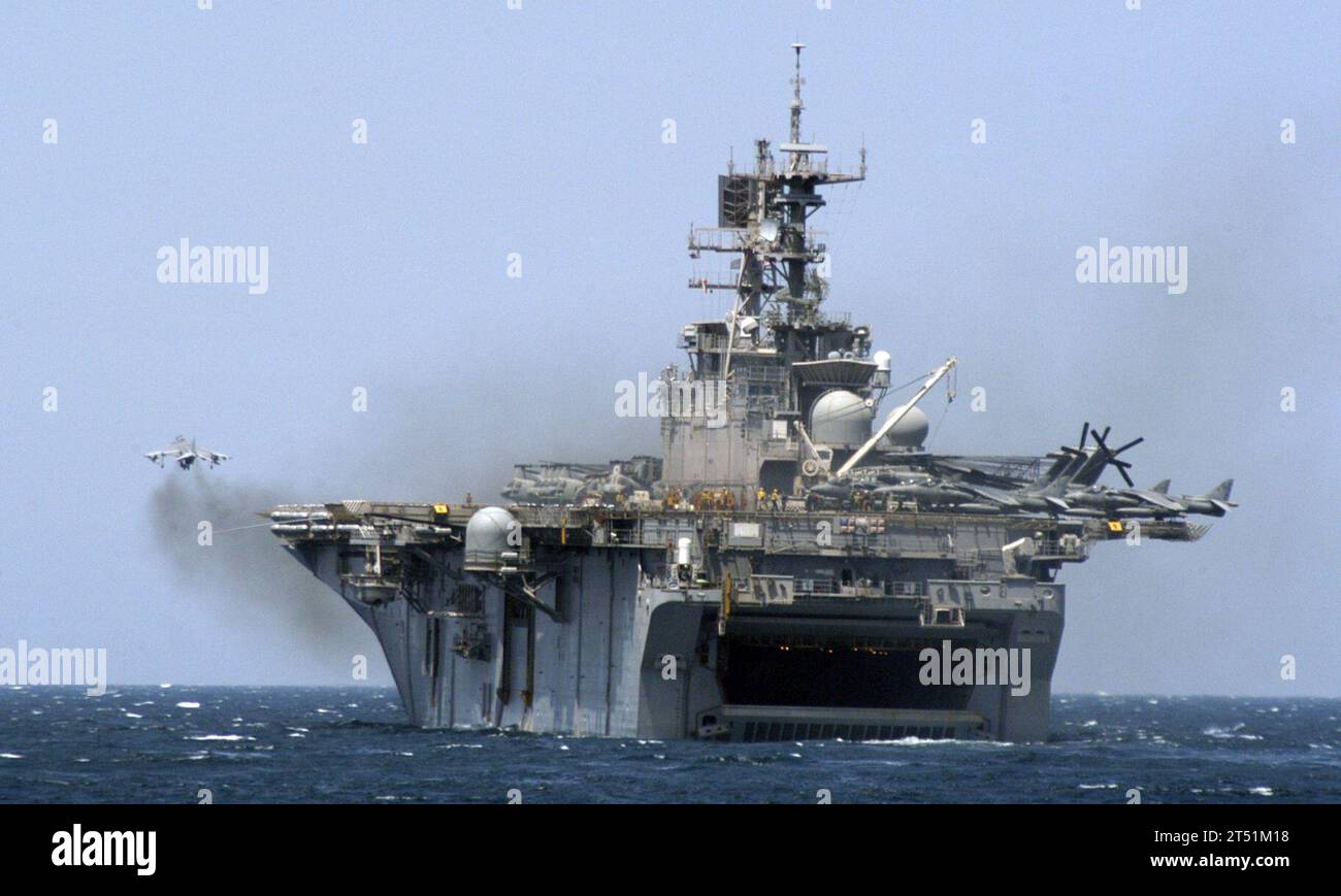 0704076482W-168 GOLFO PERSICO (7 aprile 2007) - un AV-8B Harrier decolla durante le operazioni di volo a bordo della nave d'assalto anfibio polivalente USS Bataan (LHD 5) durante le operazioni di ponte di pozzo. Bataan, comandata dal capitano Rick Snyder, lasciò il suo porto di Norfolk, Virginia, per un dispiegamento programmato come nave ammiraglia del Bataan Expeditionary Strike Group (ESG), che comprende il Bataan Strike Group e la 26th Marine Expeditionary Unit (MEU). Il capitano donna Looney comanda la Bataan ESG. U.S. Navy Foto Stock