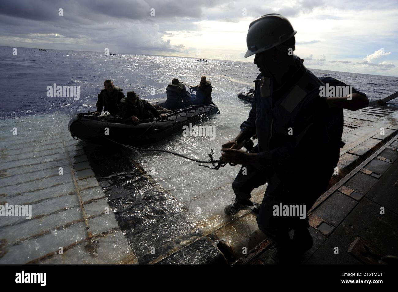 1009198335D-416 PHILIPPINE SEA (19 settembre 2010) Marines assegnati alla 31st Marine Expeditionary Unit (31st MEU) in un'unità da ricognizione di gomma da combattimento si avvicinano alla porta di poppa della nave da sbarco anfibio USS Harpers Ferry (LSD 49). Harpers Ferry è di pattuglia nell'Oceano Pacifico occidentale e fa parte del Essex Amphibious Ready Group, schierato permanentemente in avanti, che partecipa al Valiant Shield 2010, un'esercitazione di formazione congiunta integrata progettata per migliorare l'interoperabilità tra le forze statunitensi. Marina Foto Stock