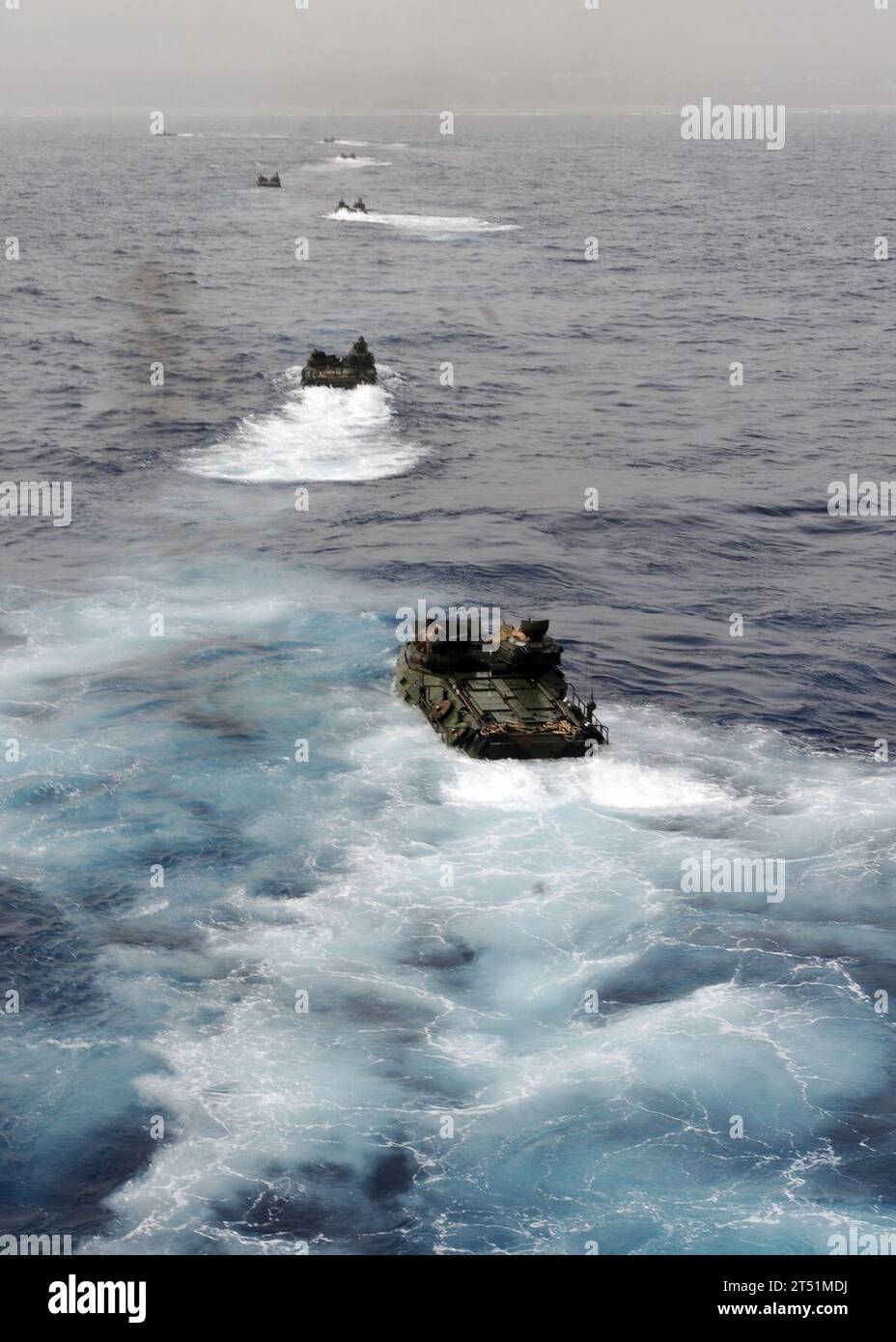 1003239950J-168 PHILIPPINE SEA (23 marzo 2010) veicoli d'assalto anfibio assegnati alla 31st Marine Expeditionary Unit (31st MEU) sbarcare il ponte della nave d'assalto anfibio USS Essex (LHD 2). Il 31° MEU è imbarcato a bordo dell'Essex per partecipare alla pattuglia primaverile annuale della nave nell'Oceano Pacifico occidentale. Marina Foto Stock