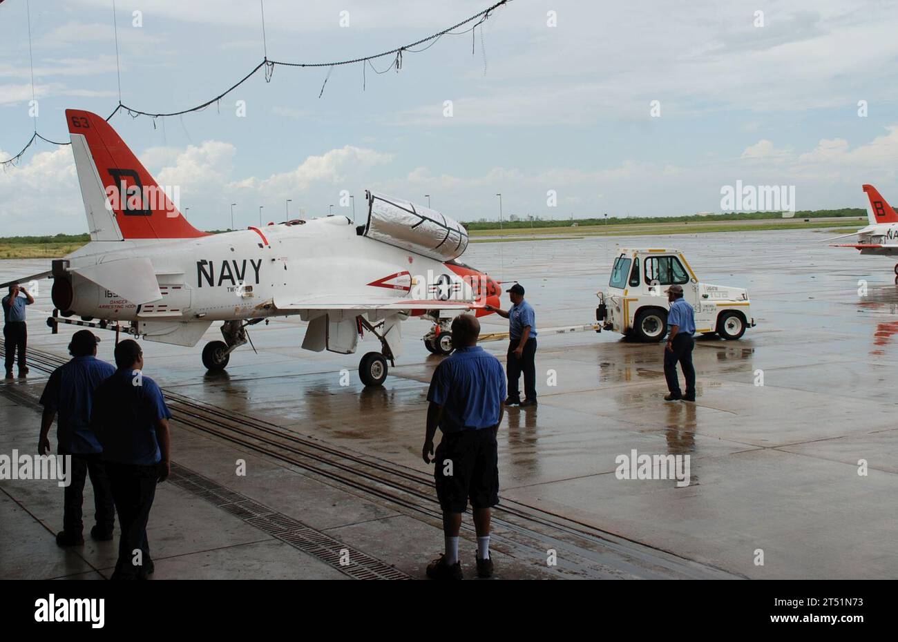 1006294913K-087 KINGSVILLE, Texas (29 giugno 2010) personale presso la Naval Air Station Kingsland Shelter Goshawk T-45 velivoli da addestramento come TOP Storm Alex si avvicina alla costa del Texas. Alex dovrebbe atterrare come un uragano vicino al confine tra Texas e Messico. (Marina degli Stati Uniti Foto Stock