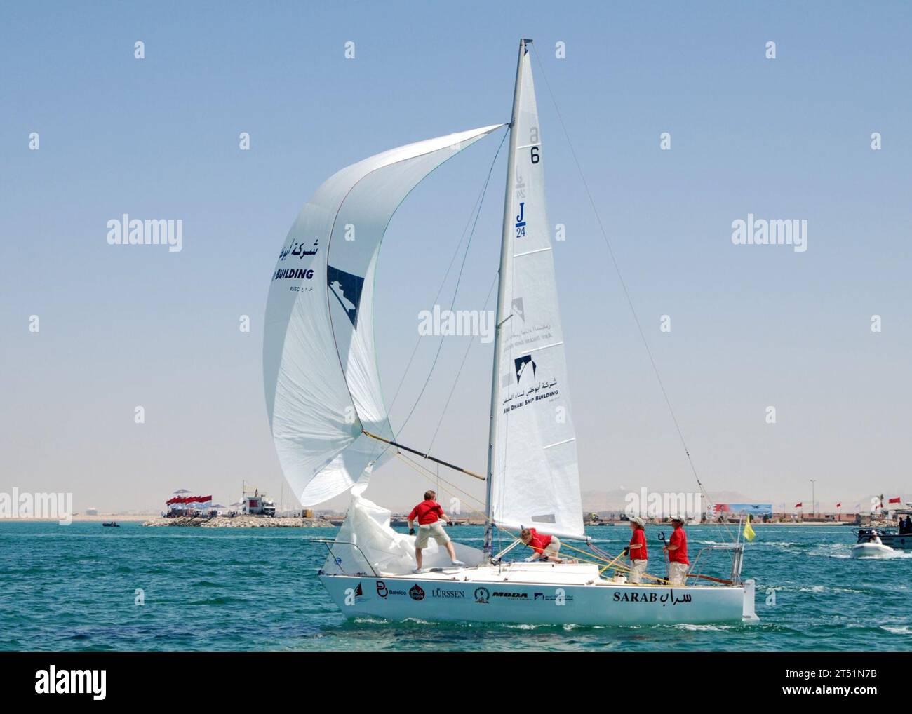 1003182893B-001 ZALLAQ, Bahrain (18 MARZO 2010) la squadra di navigazione delle forze armate statunitensi, composta da marinai della Marina e della Guardia Costiera, gareggia nel 44° Campionato mondiale di vela militare. La squadra americana, parte del programma sportivo delle forze armate del Dipartimento della difesa, ha gareggiato contro squadre provenienti da 25 paesi. Marina Foto Stock