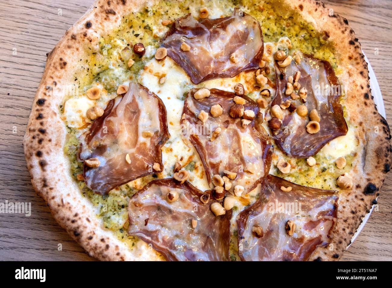 Crema di pizza alla base di zucchine con prosciutto coppa e nocciole al NONA Merode, Bruxelles, Belgio Foto Stock