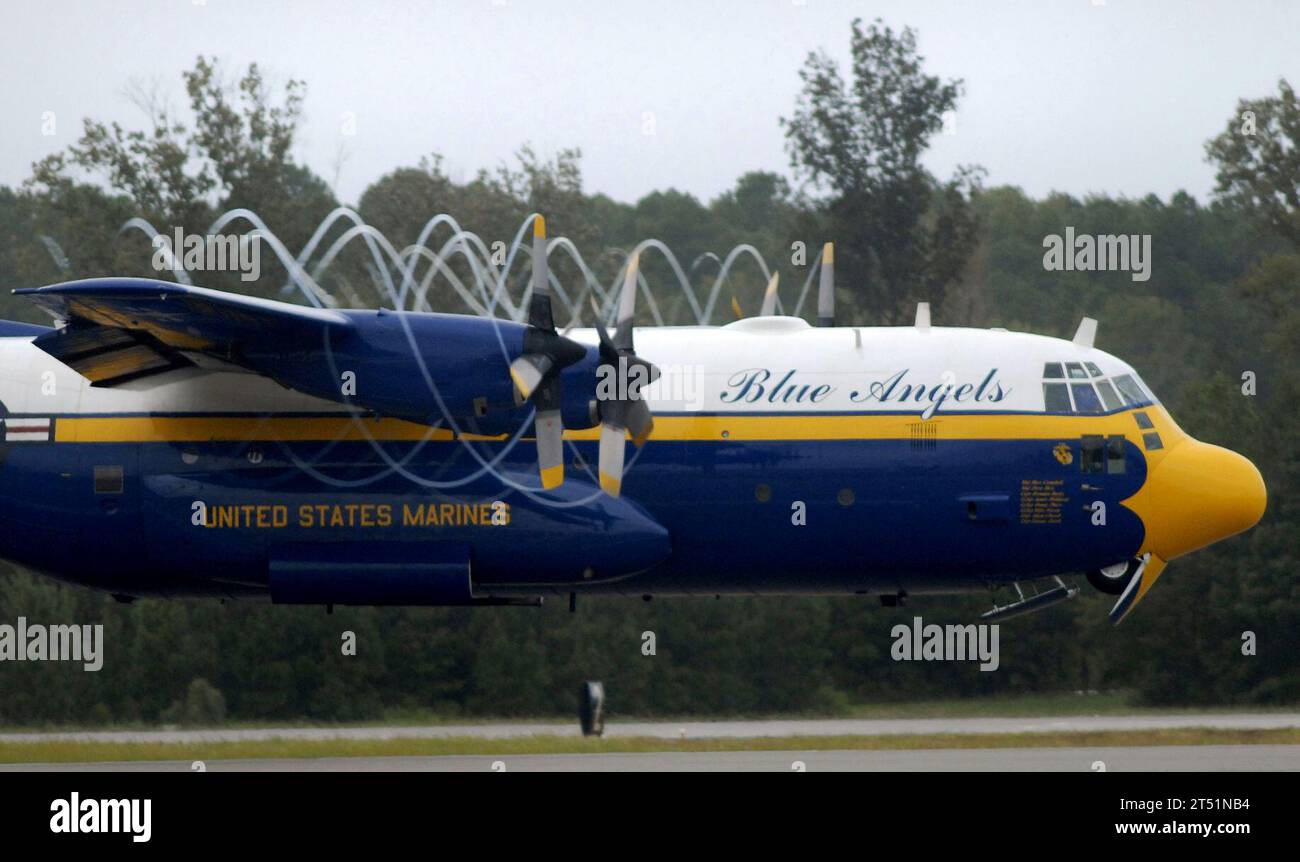 0809205345W-063 VIRGINIA BEACH, Va. (20 settembre 2008) Fat Albert, The Blue Angels' C-130 Hercules vola in basso e in piano dopo il decollo dalla pista all'inizio della performance del team di dimostrazione di volo della Marina degli Stati Uniti durante il 50th Anniversary Air Show presso la Naval Air Station Oceana. Marina Foto Stock