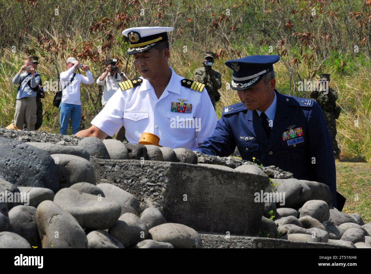 0703144124C-084 IWO JIMA, Giappone (14 marzo 2007) - Japan Maritime Self Defense Force (JMSDF) Capitano Tomonori Kudo e Japan Air Self Defense Force (JASDF) col. Shigemitsu Kurauchi conducono un rituale giapponese di purificazione spirituale su una battaglia di Iwo Jima commemorazione della 62a commemorazione della battaglia di Iwo Jima. La commemorazione onorò i veterani degli Stati Uniti e del Giappone e celebrò l'unità ora intatta tra le due nazioni dopo la battaglia della seconda guerra mondiale. In concomitanza con la commemorazione, marinai e marines di stanza a bordo della nave da sbarco USS Harpers Ferry (LS Foto Stock