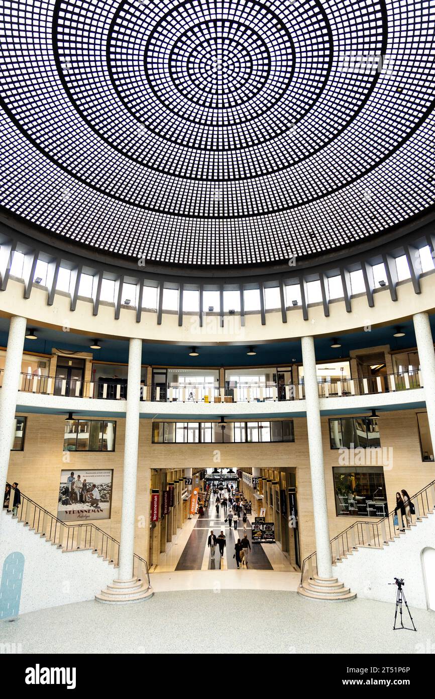 Cupola interna in vetro degli anni '1950 galleria commerciale coperta Galerie Ravenstein, Bruxelles, Belgio Foto Stock
