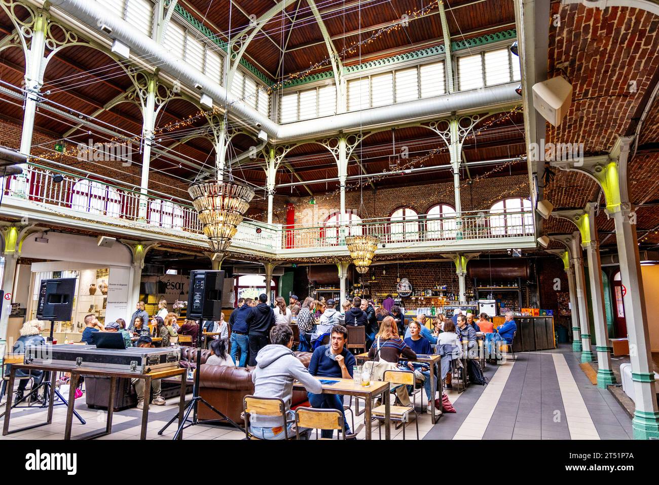 Nel XIX secolo, le sale del mercato di Halles Saint-Géry sono state trasformate in un bar e uno spazio espositivo, Bruxelles, Belgio Foto Stock