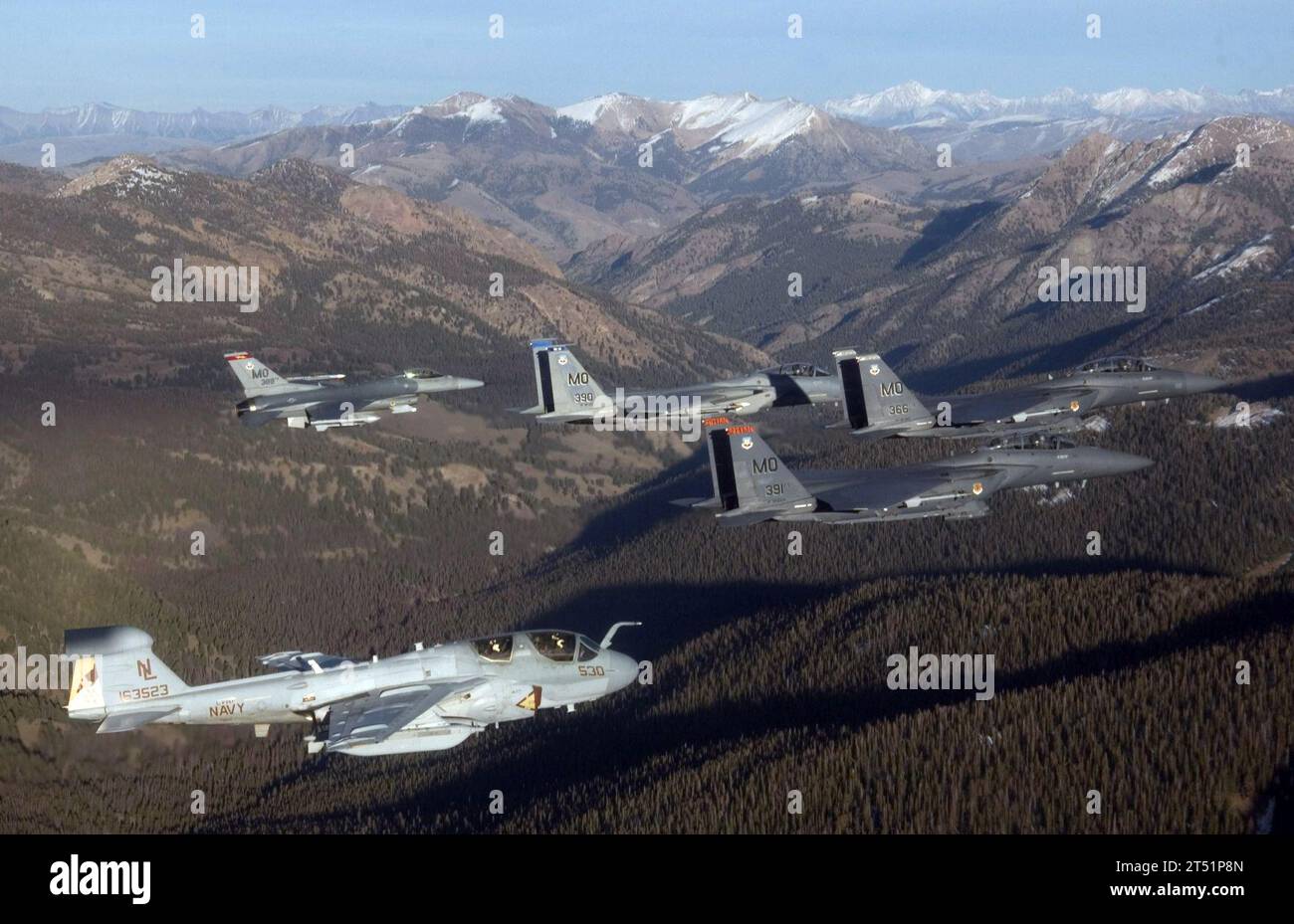 0611016911G-014 Mountain Home, Air Force base, Idaho (1 novembre 2006) - Una formazione di cinque aerei composta da due F-15E Strike Eagles, un F-15C Eagle e un F-16 Fighting Falcon, assegnato alla Mountain Home Air Force base, Idaho, e un EA-6B Prowler della Marina degli Stati Uniti assegnato all'Electronic Attack Squadron (VAQ-133), Naval Air Station Whidbey Island, Washington, passa sopra le Sawtooth Mountains. U.S. Air Force Foto Stock