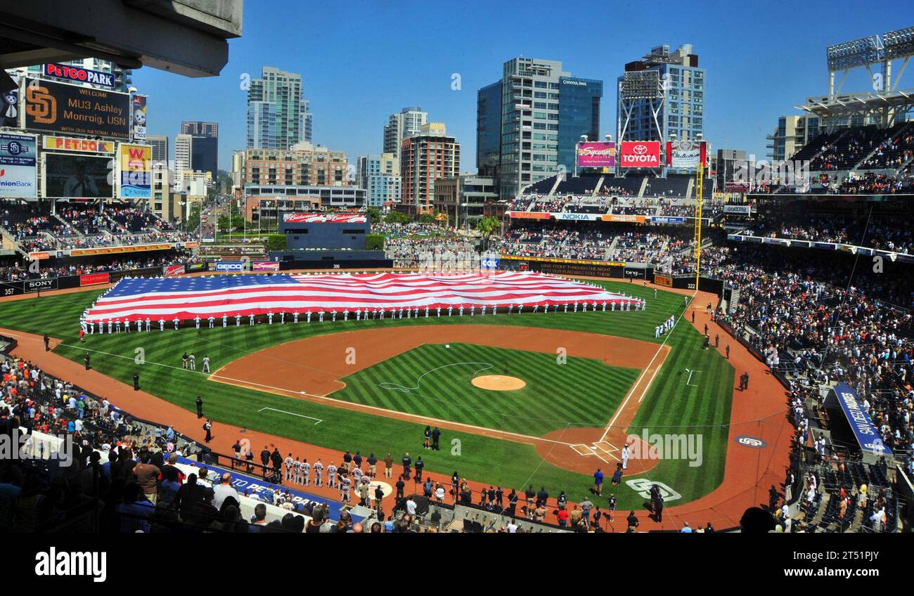 1009112953W-330 SAN DIEGO (11 settembre 2010) i marinai assegnati alla portaerei USS Carl Vinson (CVN 70) svelano la "Pacific Life Holiday Bowl Big Flag" durante le attività pre-partita al PETCO Park per commemorare il nono anniversario degli attacchi terroristici dell'11 settembre 2001 a New York e Washington. Marina Foto Stock
