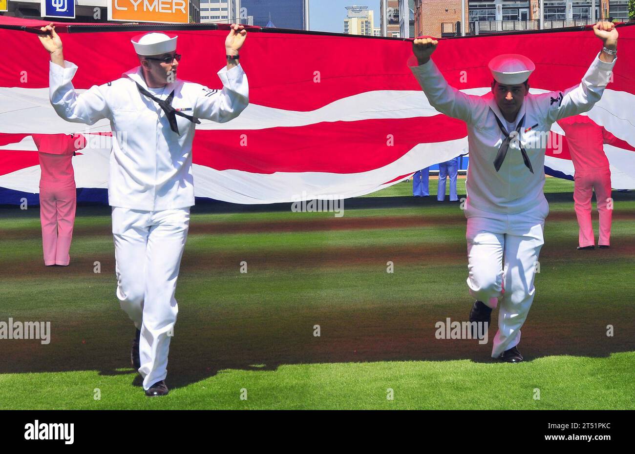 1009119758L-467 SAN DIEGO (11 settembre 2010) i marinai assegnati alla portaerei USS Carl Vinson (CVN 70) svelano la "Pacific Life Holiday Bowl Big Flag" durante le attività pre-partita al PETCO Park per commemorare il nono anniversario degli attacchi terroristici dell'11 settembre 2001 a New York e Washington. Marina Foto Stock