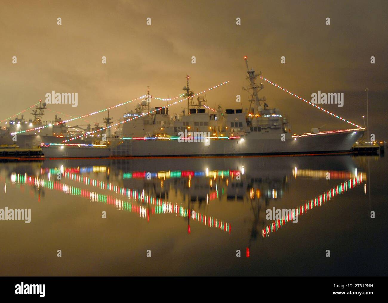 0712194658L-110 SAN DIEGO (19 dicembre 2007) il cacciatorpediniere missilistico guidato USS John Paul Jones (DDG 53) si trova a lato del molo, pronto per un panelХs'ispezione di giudizio durante il concorso di decorazione delle navi delle vacanze del 2007. Navi e comandi a terra sono stati giudicati in base a quattro criteri: Grado di difficoltà, originalità dell'esposizione, spirito natalizio e creatività. Marina degli Stati Uniti Foto Stock