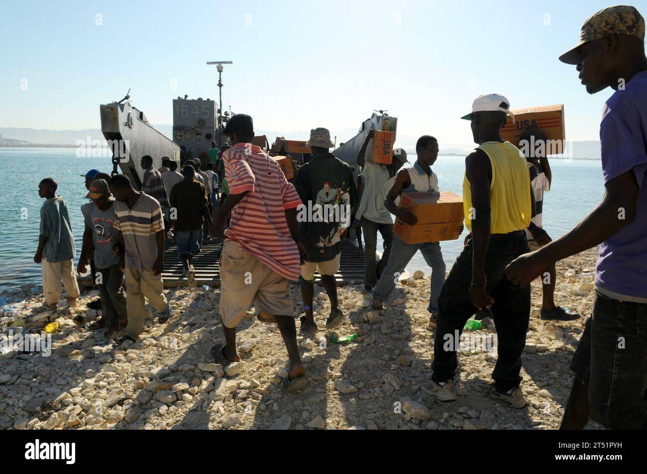 0809264515N-064 GONAIVES, Haiti (26 settembre 2008) i membri della Assault Craft Unit 2 portano rifornimenti di soccorso a Gonaives per essere scaricati e trasportati nelle aree bisognose dalla gente del posto. La USS Kearsarge (LHD 3) ha completato la sua missione di assistenza umanitaria/soccorso in caso di catastrofi ad Haiti nel settembre 26, fornendo oltre 3,3 milioni di sterline di cibo, acqua e altri rifornimenti alle comunità devastate da diverse tempeste tropicali e dall'uragano Ike Foto Stock