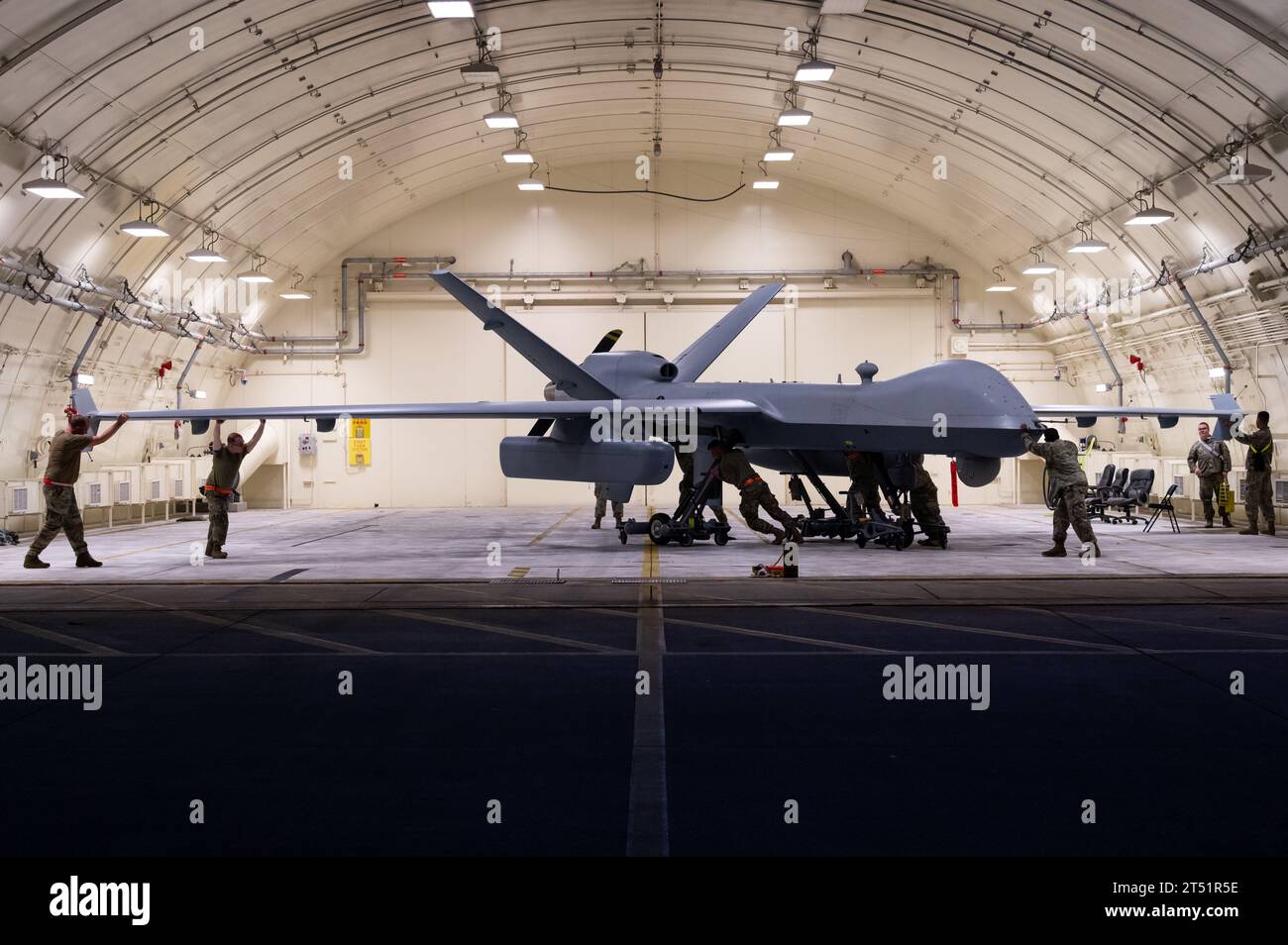 Kadena Air base, Giappone. 13 ottobre 2023. Il personale addetto alla manutenzione della U.S. Air Force assegnato al 319th Expeditionary Reconnaissance Squadron spinge un mq-9 Reaper in un rifugio aereo temprato dopo l'arrivo a Kadena Air base, Giappone, 13 ottobre 2023. Questo fu il primo di diversi mq-9 schierati a Kadena AB per rafforzare le capacità regionali di intelligence, sorveglianza e ricognizione a sostegno dell'alleanza tra Stati Uniti e Giappone. (Immagine di credito: © U.S. Air Force/ZUMA Press Wire) SOLO USO EDITORIALE! Non per USO commerciale! Foto Stock