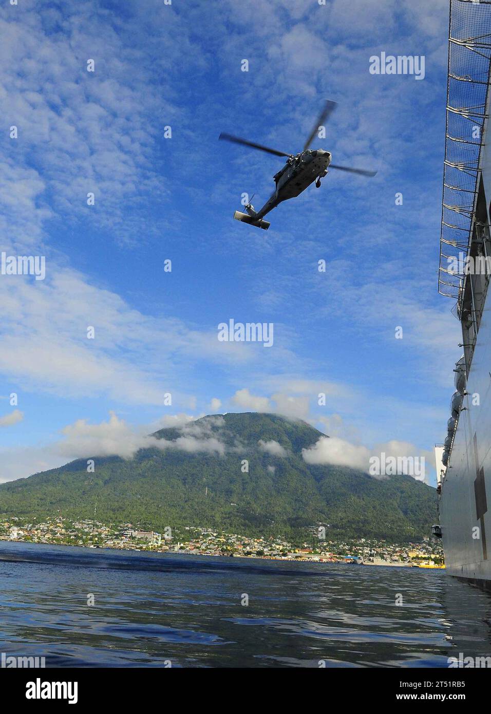 1007206410J-015 TERNATE, Indonesia (20 luglio 2010) un elicottero MH-60S Sea Hawk assegnato al Wild Cards of Helicopter Sea Combat Squadron (HSC) 23, si prepara ad atterrare a bordo della nave ospedale del Military Sealift Command USNS Mercy (T-AH 19). Mercy è nelle Isole Maluku del Nord conducendo Pacific Partnership 2010, il quinto di una serie di iniziative annuali della flotta del Pacifico condotte in Indonesia come un'esercitazione di soccorso in caso di disastro volto a rafforzare le partnership regionali. Marina Foto Stock