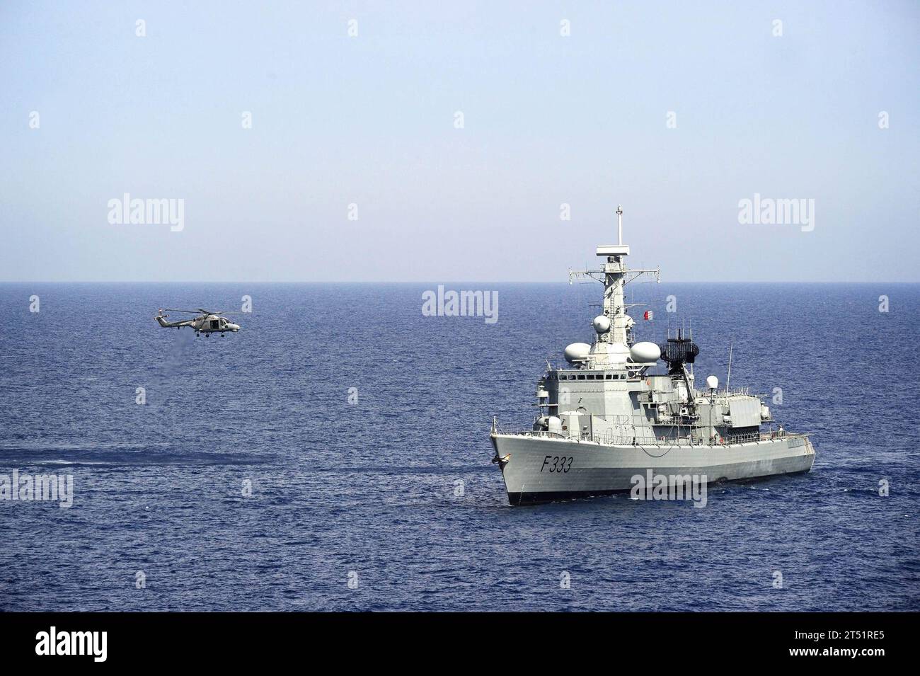 1005273136P-353 MAR MEDITERRANEO (27 maggio 2010) Un elicottero MK-95 Lynx della Marina portoghese si prepara ad atterrare a bordo della fregata NRP Bartolomeu Dias (F-333) durante la parte in mare dell'esercitazione Phoenix Express 2010 (PE 10). PE-10 è un esercizio di due settimane volto a rafforzare il partenariato marittimo e a migliorare la stabilità nella regione attraverso una maggiore interoperabilità e cooperazione tra i partner di Africa, Europa e Stati Uniti. Marina Foto Stock
