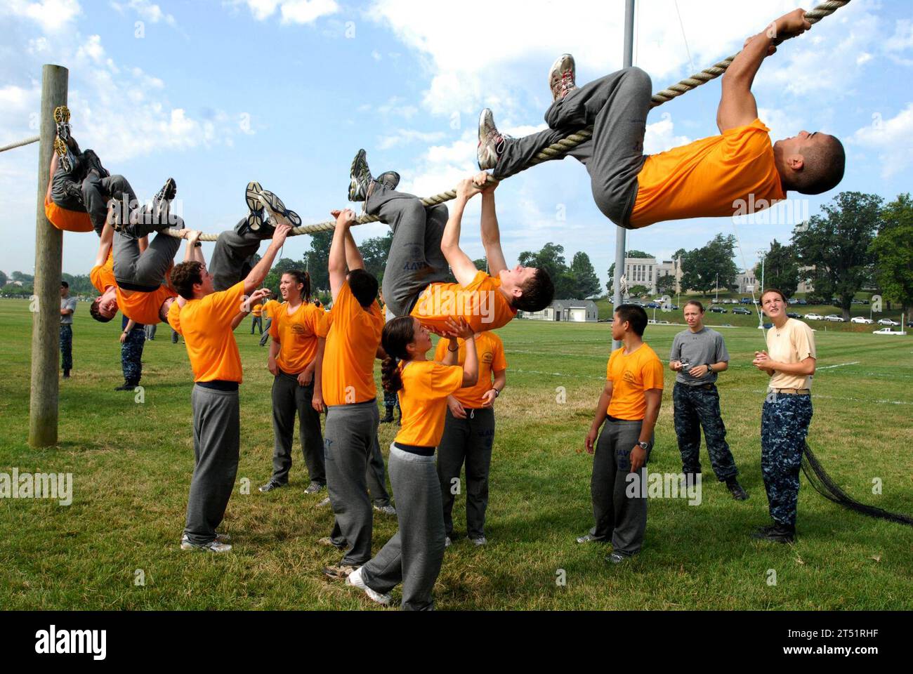 110622AC575-003 ANNAPOLIS, Md (22 giugno 2011) gli studenti delle scuole superiori aiutano i loro membri della squadra a strisciare lungo una corda durante il Seminario estivo 2011 Sea Trials. Il Seminario estivo si conclude con una versione abbreviata della U.S. Naval Academy plebesХ Sea Trials, dove gli studenti partecipano a sette ore di allenamento fisico e di esercitazioni di team building. Marina Foto Stock