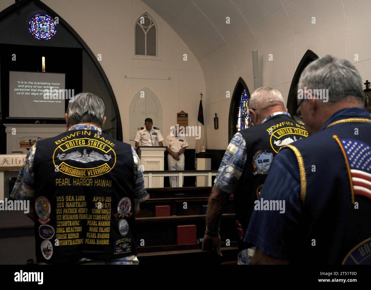 1008113560G-001 BASE CONGIUNTA PEARL HARBOR-HICKAM, Hawaii (11 agosto 2010) Cmdr. David Bynum, un cappellano assegnato al Naval Submarine Support Command, parla della perdita di sottomarini navali durante il mese di agosto. Durante la seconda guerra mondiale durante uno speciale servizio di campana presso la Joint base Pearl Harbor-Hickam Submarine Memorial Chapel. Il servizio è una tradizione mensile condotta presso la cappella. Marina Foto Stock