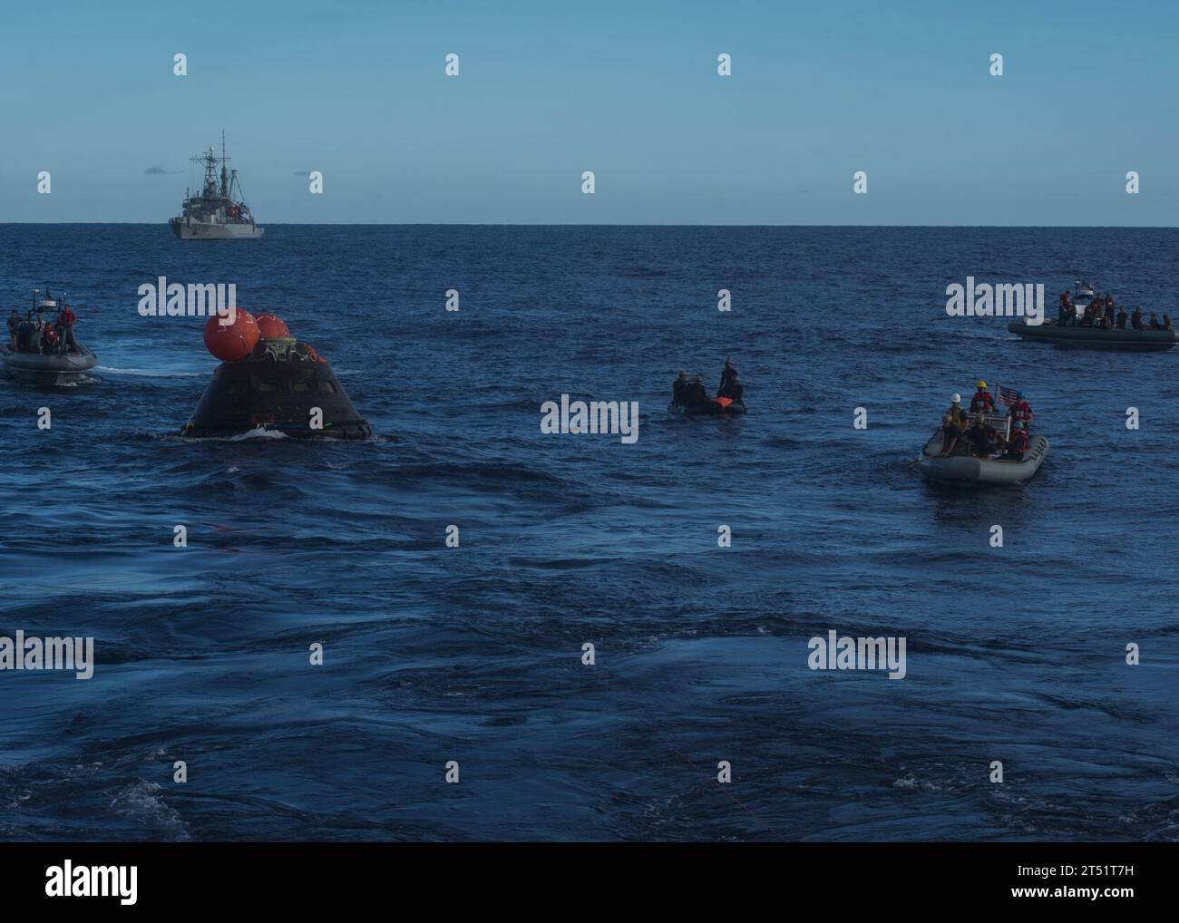Le imbarcazioni gonfiabili a scafo rigido (RHIB) guidano il modulo d’equipaggio Orion della NASA verso il ponte del pozzo del molo di trasporto anfibio della classe San Antonio USS Anchorage (LPD 23). Anchorage sta attualmente conducendo il primo Exploration Flight test (EFT-1) per il programma NASA Orion. EFT-1 è il quinto test in mare per il modulo equipaggio Orion che utilizza un metodo di recupero del ponte di pozzo della Marina. Marina Foto Stock