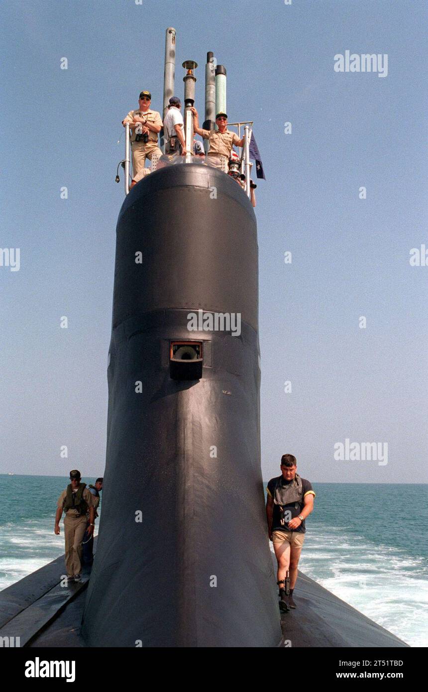 9707036483G-025 in mare a bordo della USS Seawolf (SSN 21) Lug. 3, 1997 -- i membri dell'equipaggio si spostano a Тtop-sideУ per preparare gli ultimi preparativi per il molo di arrivo a Port Canaveral, Florida. Seawolf è stata sommersa per 3 giorni durante il suo ultimo test in mare dalla base sottomarina di Croton, CT. Marina degli Stati Uniti Foto Stock