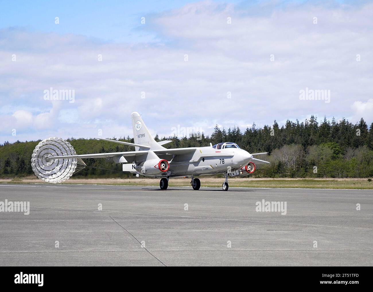 110429ZK021-001 OAK HARBOR, WASHINGTON (29 aprile 2011) Un Douglas A-3 Skywarrior dispiega il suo paracadute durante un atterraggio alla Naval Air Station Whidbey Island. L'A-3 Skywarrior Memorial Foundation, senza scopo di lucro, è stata determinante nel localizzare un jet per l'esposizione statica. La fondazione è stata creata per ottenere, ristrutturare e mostrare un aereo statico A-3 Skywarrior come memoriale per gli uomini e le donne che hanno servito a sostegno delle missioni Skywarrior della Marina in tutto il mondo. Marina Foto Stock