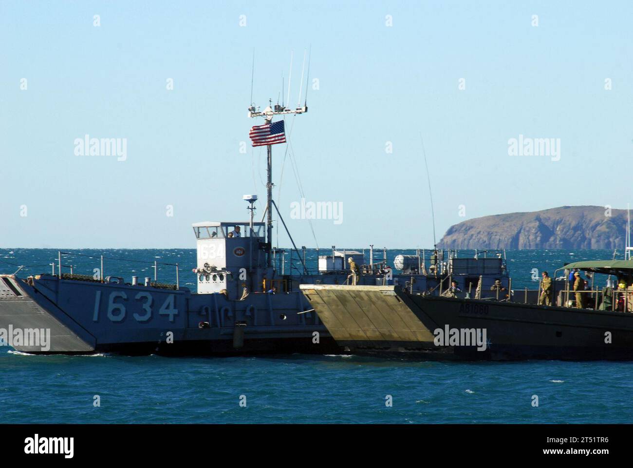 0907166692A-013 SHOALWATER BAY, Australia (16 luglio 2009) The Australian Army Landing Craft Mechanize (LCM) AB 1060 manovre a fianco della U.S. Navy Landing Craft Utility (LCU) 1634, assegnato all'unità unità unità unità unità unità unità unità unità unità unità unità di assalto (ACU) 1, per un trasferimento di personale. La LCU 1634 è stata varata dalla nave da sbarco anfibio USS Tortuga (LSD 46) per trasferire personale e attrezzature da nave a terra durante il Talisman Saber 2009. Talismano Saber è un'esercitazione militare congiunta biennale tra Stati Uniti e Australia incentrata sull'interoperabilità operativa e tattica. Marina Foto Stock