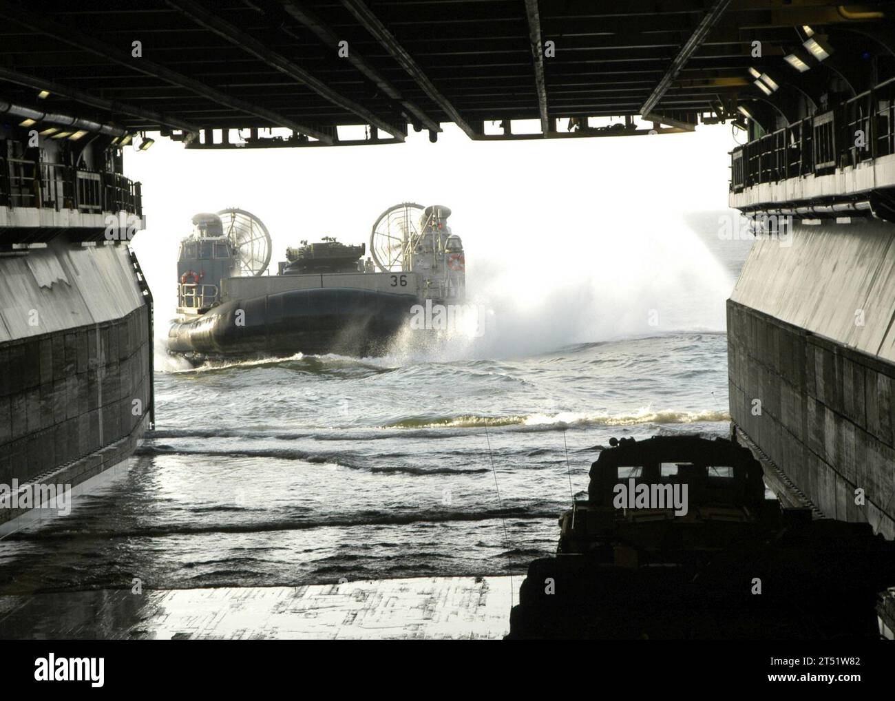 0705152564M-005 ATLANTIC OCEAN (15 maggio 2007) - Un Landing Craft Air Cushion (LCAC) si avvicina al ponte della nave d'assalto anfibio polivalente USS WASP (LHD 1) che trasporta un carro armato M1A1 Abrams. Le LCAC sono utilizzate principalmente per il trasporto ad alta velocità di veicoli e merci. Marina degli Stati Uniti Foto Stock 0705152564M-005 ATLANTIC OCEAN (15 maggio 2007) - Un Landing Craft Air Cushion (LCAC) si avvicina al ponte della nave d'assalto anfibio polivalente USS WASP (LHD 1) che trasporta un carro armato M1A1 Abrams. Le LCAC sono utilizzate principalmente per il trasporto ad alta velocità di veicoli e merci. Marina degli Stati Uniti Foto Stock