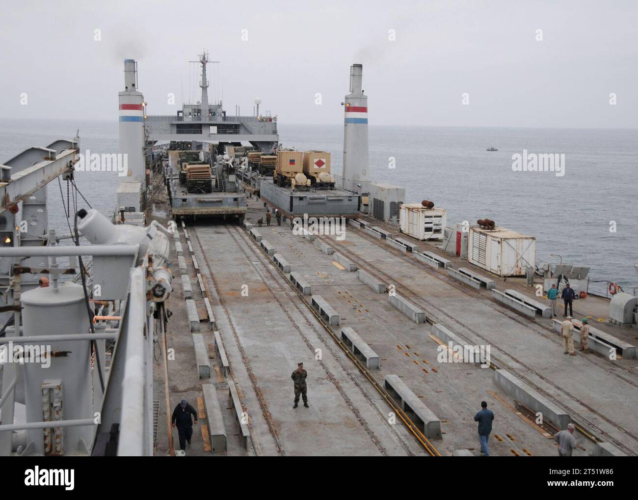 0806261424C-001 DEL MAR, CALIB. (25 giugno 2008) due imbarcazioni Amphibious Construction Battalion (ACB) 1 Improved Navy Lighterage System (INLS) sono in attesa di scendere sull'ascensore della nave pesante Military Sealift Command SS Cape Mohican (T-AKR 5065) durante Joint Logistics Over-the-Shore (JLOTS) 2008. JLOTS 2008 stabilirà il comando e il controllo delle unità dell'esercito e della marina, costruirà un'area di supporto vitale (LSA), condurrà operazioni di protezione della forza, eseguirà un trasferimento in corso di navigazione per un'area di echelon marittima, impiegerà il sistema di scarico del petrolio offshore (OPDS), retrograda e ridispiegerà in sicurezza allo Foto Stock