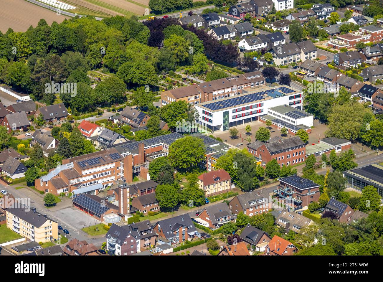 Veduta aerea, scuola secondaria, Vestisches Gymnasium, vigili del fuoco volontari, Kirchhellen, Bottrop, regione della Ruhr, Renania settentrionale-Vestfalia, Germania, Educ Foto Stock