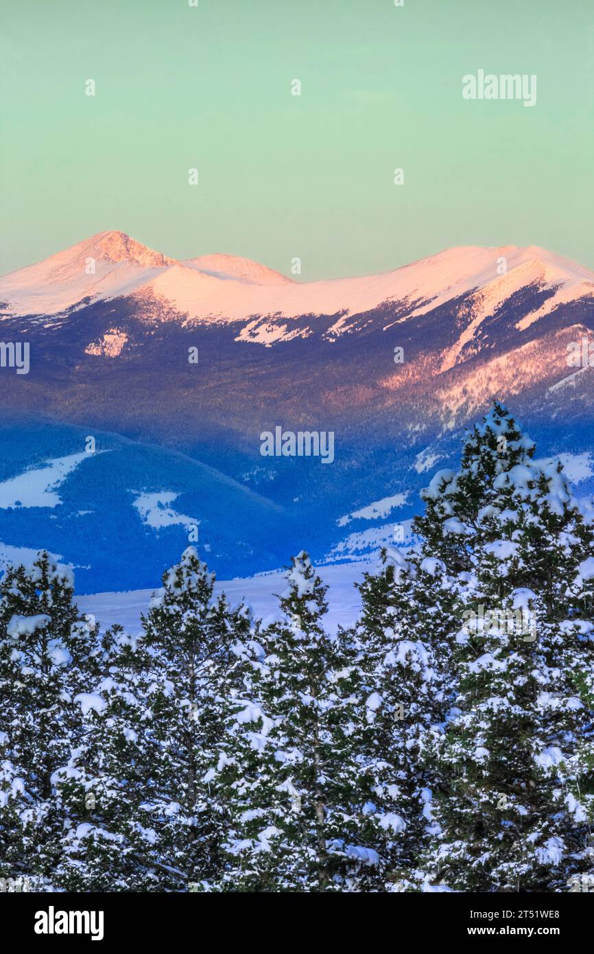 la prima luce all'alba sulla catena montuosa di flint creek in inverno vicino al deer lodge, montana Foto Stock