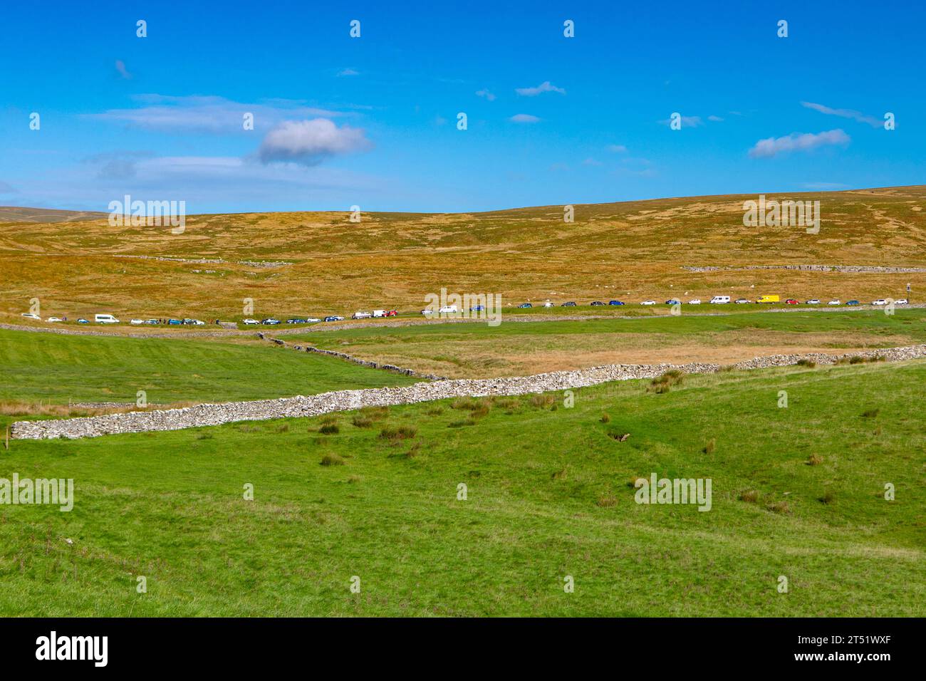 I visitatori delle auto del viadotto Ribblehead parcheggiate su Blea Moor Road. Foto Stock