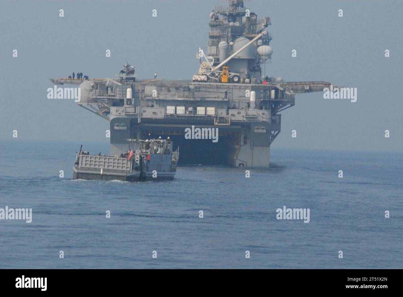 0703224124C-029 PACIFIC OCEAN (22 marzo 2007) - Landing Craft Utility 1627 della Assault Craft Unit (ACU) 1 si prepara a entrare nel ponte del pozzo della USS Essex (LHD 2) ammiraglia dell'Essex Amphibious Ready Group (ESXARG). Essex parteciperà a Reception, staging, Onward Movement and Integration (RSOI) e Foal Eagle 07. Le due esercitazioni annuali e simultanee riuniranno le forze della Repubblica di Corea e degli Stati Uniti per aumentare l'interoperabilità e la prontezza di combattimento comune. Marina degli Stati Uniti Foto Stock