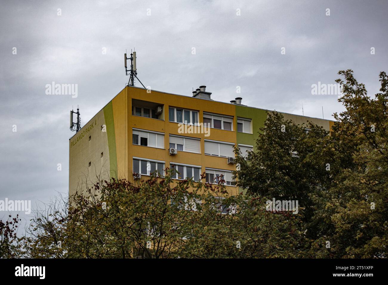 Un edificio ristrutturato di epoca socialista nell'area del Pillango Park di Budapest, Ungheria Foto Stock