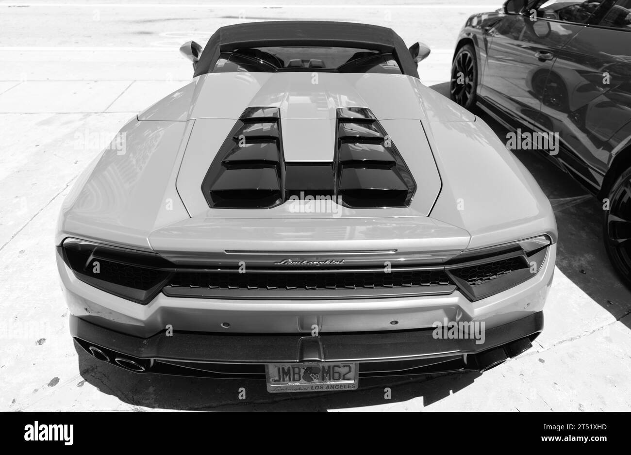 Los Angeles, California USA - 14 aprile 2021: Orange Lamborghini Aventador parcheggiato a LOS ANGELES. Vista posteriore Foto Stock
