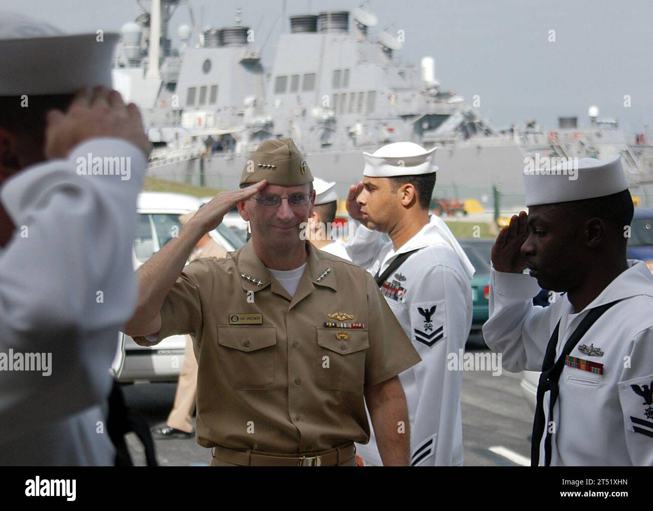 0710302821G-001 MAYPORT, Ban. (30 ottobre 2007) - l'ammiraglio Jonathan W. Greenert, comandante dello U.S. Fleet Forces Command (FFC), arriva al quartier generale dello U.S. Naval Forces Southern Command (NAVSO) per un pranzo con il comandante del NAVSO Rear Adm. James W. Stevenson Jr. Alla Naval Station Mayport. Questa fu GreenertХs la prima visita alla NAVSO da quando assunse il comando della FFC. Marina degli Stati Uniti Foto Stock