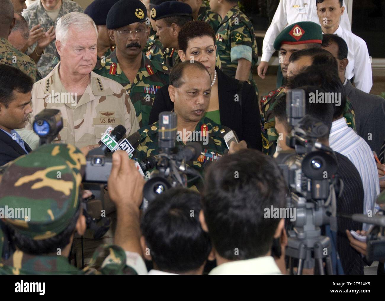 0711238623G-081 DHAKA, Bangladesh (23 novembre 2007) l'ammiraglio Timothy J. Keating, comandante dello U.S. Pacific Command, e il generale Moeen U Ahmed, capo di stato maggiore dell'esercito del Bangladesh, partecipano a una conferenza stampa dopo l'incontro al quartier generale dell'esercito. Keating si fermò a Dacca mentre tornava a casa dal comando centrale per osservare lo sforzo di recupero e parlare con i leader chiave di eventuali risorse aggiuntive necessarie. Marina degli Stati Uniti Foto Stock