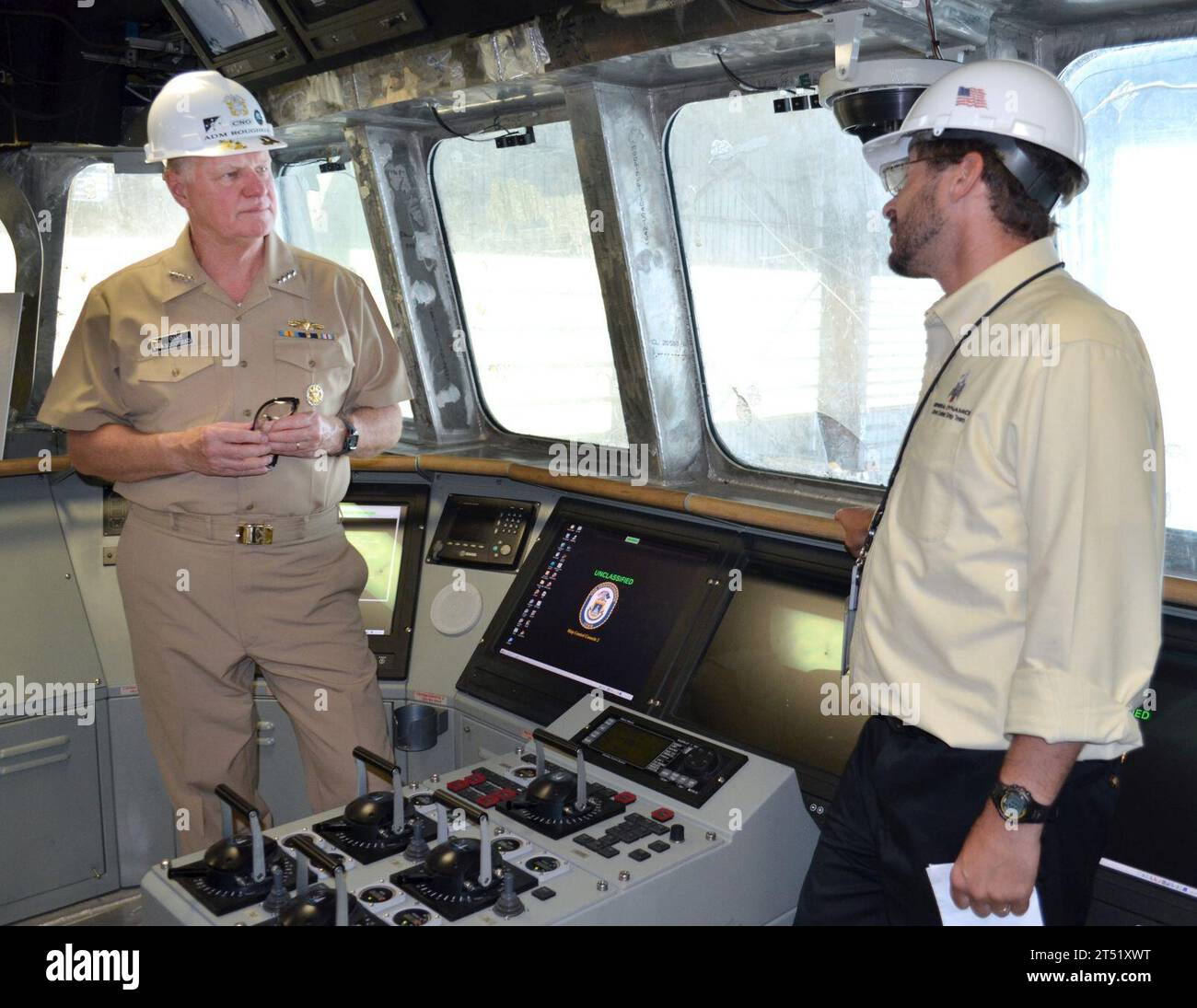 110831FC670-142 MOBILE, Ala. (31 agosto 2011) Capo delle operazioni navali (CNO) l'ammiraglio Gary Roughead visita la nave da combattimento litorale Coronado (LCS 4) in costruzione presso l'Austal USA Module Manufacturing Facility di Mobile, Alabama. Marina Foto Stock