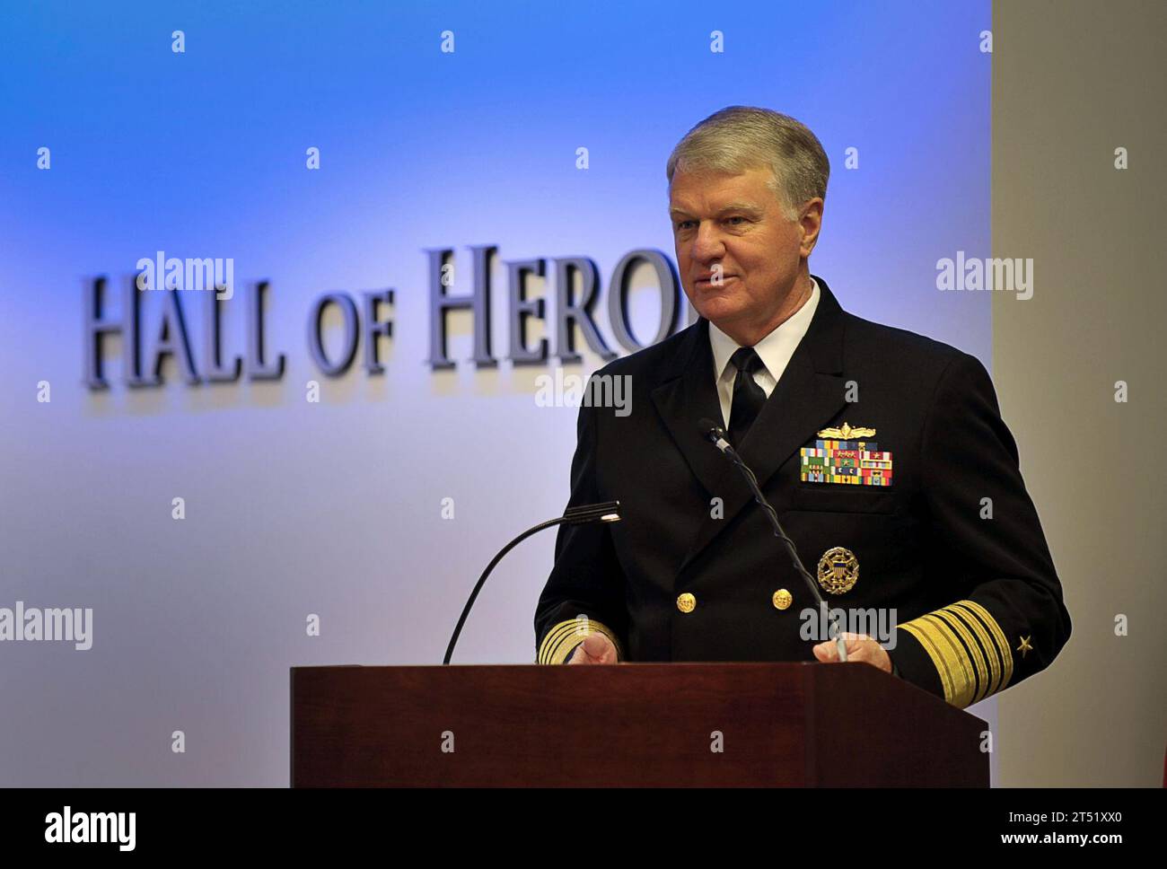 0911038273J-009 WASHINGTON (3 novembre 2009) Chief of Naval Operations (CNO) Adm. Gary Roughead fa osservazioni durante la presentazione del Vice Adm. James B. Stockdale Leadership Award alla Hall of Heroes nel Pentagono. Gli Stockdale Awards, presentati al Capitano William J. Parker e al Cmdr. Robert A Baughman, riconosce due ufficiali in servizio attivo al di sotto del grado di capitano in comando di una singola nave, sottomarino o aviazione al momento della nomina. Marina Foto Stock