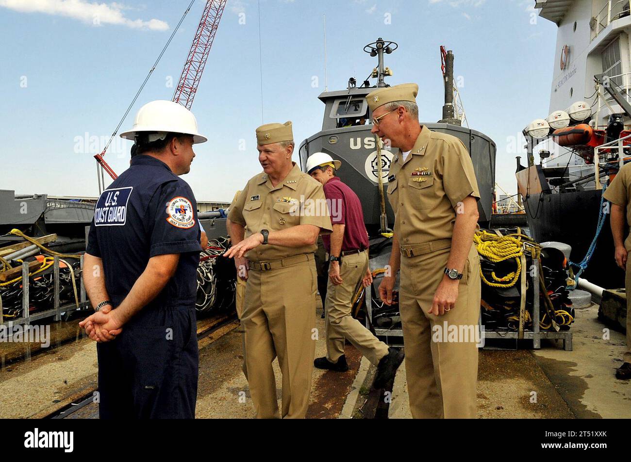 1005048273J-095 GULFPORT, signorina. (4 maggio 2010) Capo delle operazioni navali (CNO) Adm. Gary Roughead, Left, e Vice Adm. Kevin M. McCoy, comandante del Naval Sea Systems Command, visita il porto di Gulfport dove si sta mettendo in scena l'equipaggiamento di recupero ambientale del Naval Sea Systems Command. Il Naval Sea Systems Command sta assistendo nelle operazioni di pulizia dalla fuoriuscita di petrolio della Deepwater Horizon. La Deepwater Horizon era una piattaforma petrolifera ultra-profonda che affondò il 22 aprile, causando una massiccia fuoriuscita di petrolio che minacciava la costa del Golfo degli Stati Uniti. Marina Foto Stock