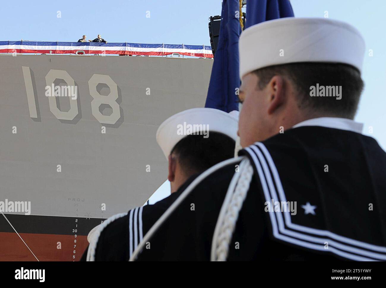 0810188273J-063 BATH, Maine (18 ottobre 2008) i marinai si preparano a presentare i colori durante la cerimonia di battesimo del cacciatorpediniere guidato-missile classe Arleigh Burke USS Wayne E. Meyer (DDG 108). Il nuovo cacciatorpediniere onora l'adm posteriore in pensione Wayne E. Meyer, "il padre di Aegis", che guidò lo sviluppo del sistema di combattimento Aegis. Marina Foto Stock