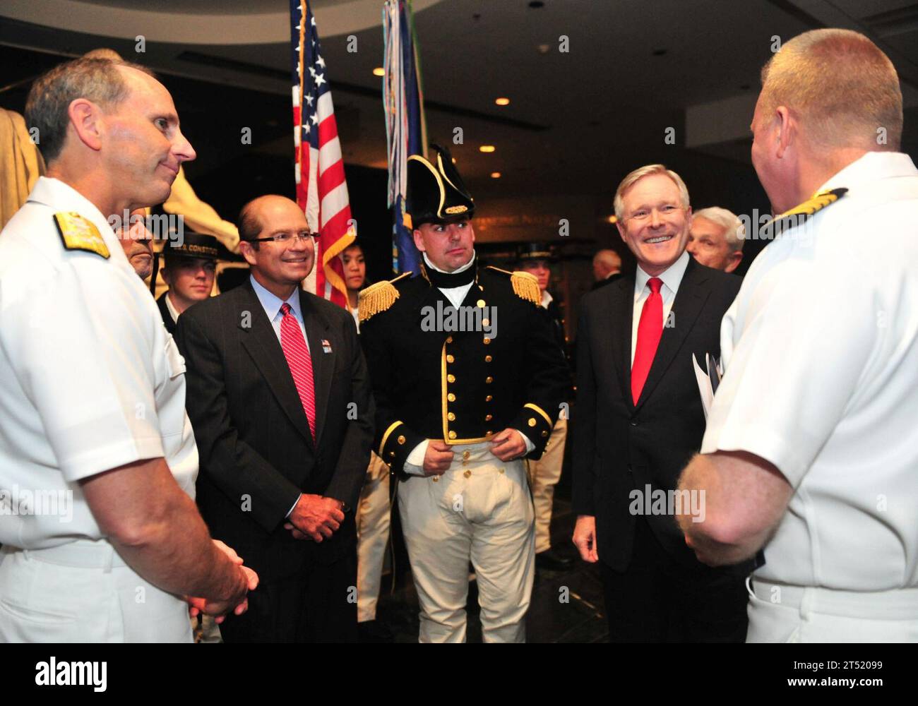 110622WE887-008 WASHINGTON (22 giugno 2011) Segretario della Marina (SECNAV) Ray Mabus, 2° da destra, Jonathan Greenert, vice capo delle operazioni navali, se ne è andato, parla con i partecipanti ad una cerimonia che annuncia una partnership tra la Marina degli Stati Uniti e l'operazione Sail per la commemorazione bicentenaria della guerra del 1812 e la scrittura della "Star Spangled Banner" presso lo Smithsonian's Museum of American History. Il museo ospita lo Star Spangled Banner, l'attuale bandiera che ispirò Francis Scott Key durante la battaglia di Baltimora nel 1814. Marina Foto Stock