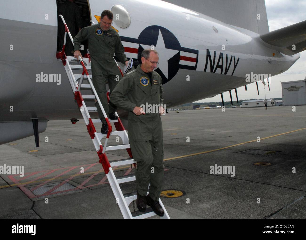 0806209860Y-003 OAK HARBOR, WASHINGTON. (20 giugno 2008) l'ammiraglio Jonathan Greenert, comandante delle U.S. Fleet Forces, esce da un EP-3E Aries II al completamento di un tour dell'aereo sulla linea di volo a bordo della Naval Air Station Whidbey Island. Greenert visitò la Navy Region Northwestto per sviluppare una migliore comprensione delle operazioni nella regione e visitò con singoli potenziati nella regione per imparare a migliorare il programma di IA esistente per gli individui, i loro familiari e i comandi. Marina degli Stati Uniti Foto Stock