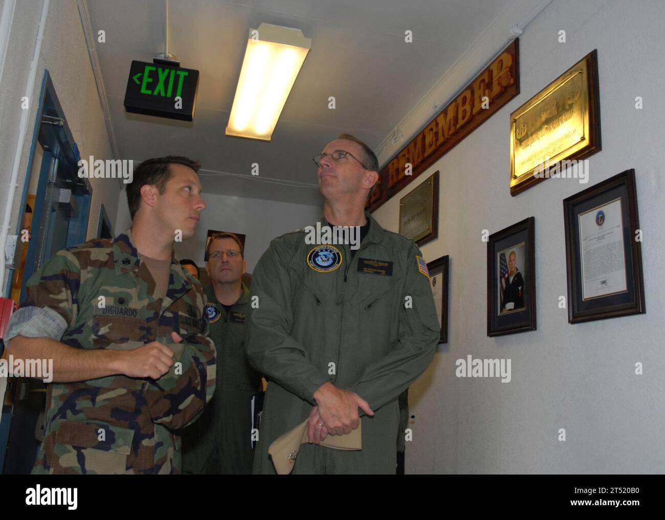 0806209860Y-005 OAK HARBOR, WASHINGTON. (20 giugno 2008) Cmdr. Joe DiGuardo, comandante dell'Explosive Ordnance Mobile Unit (EODMU) 11, mostra l'ammiraglio Jonathan Greenert, comandante, U.S. Fleet Forces, The Wall of Remembrance in onore dei guerrieri EODMU-11 caduti alla Naval Air Station Whidbey Island Seaplane base. Greenert visitò la Navy Region Northwestto per sviluppare una migliore comprensione delle operazioni nella regione e visitò con singoli potenziati nella regione per imparare a migliorare il programma di IA esistente per gli individui, i loro familiari e i comandi. Marina degli Stati Uniti Foto Stock