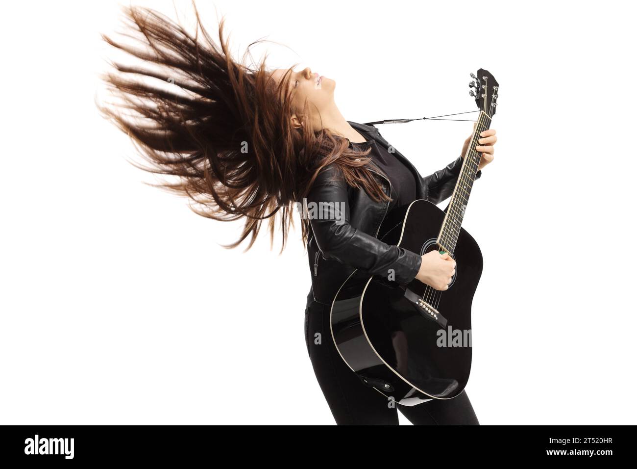 Donna con la chitarra acustica che suona e sfreccia i capelli isolata su sfondo bianco Foto Stock