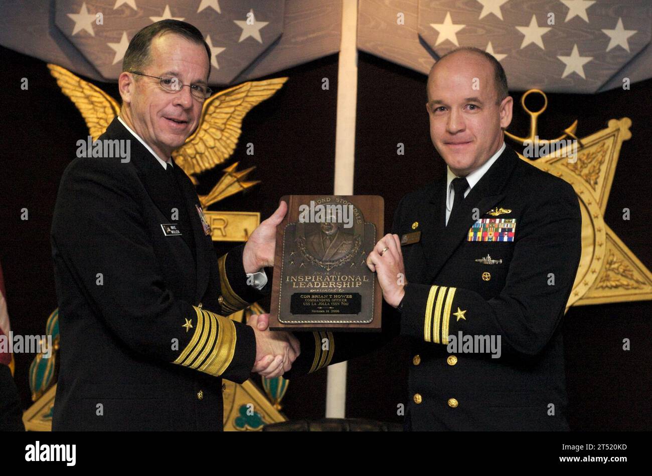 Il 0611140696M-060 presenta il Cmdr. Brian T. Howes, ufficiale comandante USS la Jolla (SSN 701), il Vice Ammiraglio James B. Stockdale Award for Leadership in the Hall of Heroes al Pentagono. La 26a presentazione del premio, istituita in onore del Vice Ammiraglio James B. Stockdale la cui illustre carriera navale simboleggia i più alti standard di eccellenza sia nell'esempio personale che nella leadership. Il premio viene assegnato annualmente a due ufficiali in servizio attivo al di sotto del grado di capitano che sono al comando di una singola nave, sottomarino, squadrone aeronautico o unità di guerra operativa. STATI UNITI Foto Stock
