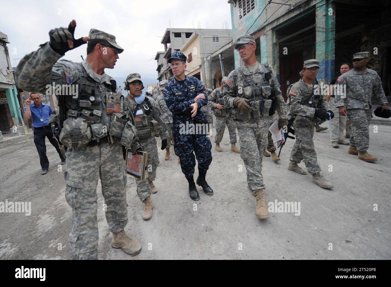 1002266278K-221 PORT-AU-PRINCE, Haiti (26 febbraio 2010) Presidente del Joint Chiefs of staff Adm. Mike Mullen, Middle, parla con i soldati assegnati alla 82nd Airborne Division a Port-au-Prince, Haiti. Diverse agenzie militari e non governative statunitensi e internazionali stanno conducendo operazioni umanitarie e di soccorso in caso di catastrofi come parte dell'operazione Unified Response dopo che un terremoto di magnitudo 7,0 ha causato gravi danni a Port-au-Prince, Haiti 12 gennaio. Marina Foto Stock