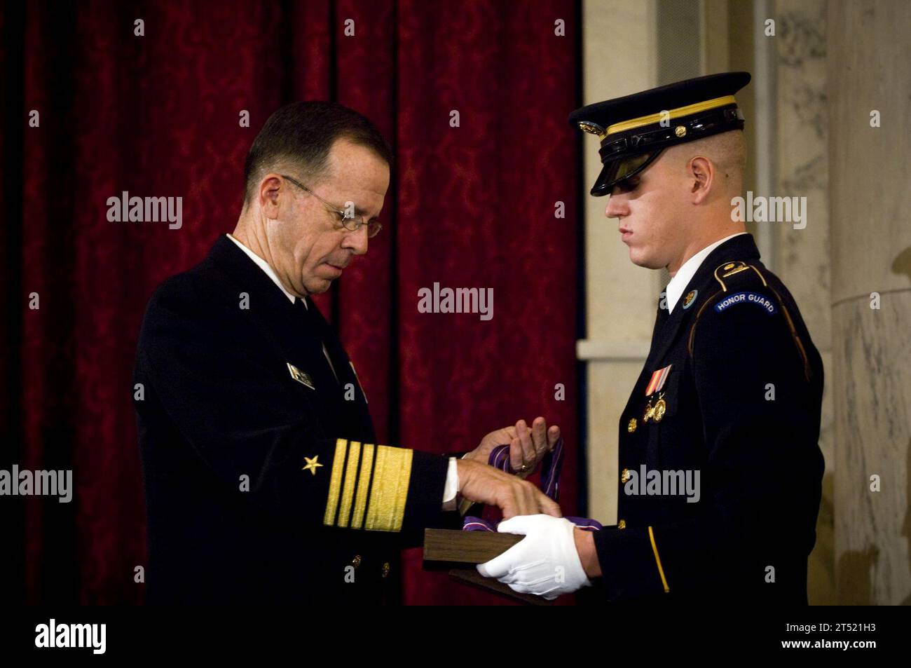 0710290696M-121 Washington, D.C. (25 ottobre 2007) - Presidente del Joint Chiefs of staff, U.S. Navy l'Adm. Mike Mullen presenta la Medaglia d'Oro della memoria ai figli di cinque membri del servizio, che rappresentano ciascuno dei rami dei servizi armati, che sono stati uccisi in combattimento in Afghanistan o Iraq durante una cerimonia al Russell Senate Office Building, Washington, D.C., 29 ottobre 2007. DoD Foto Stock