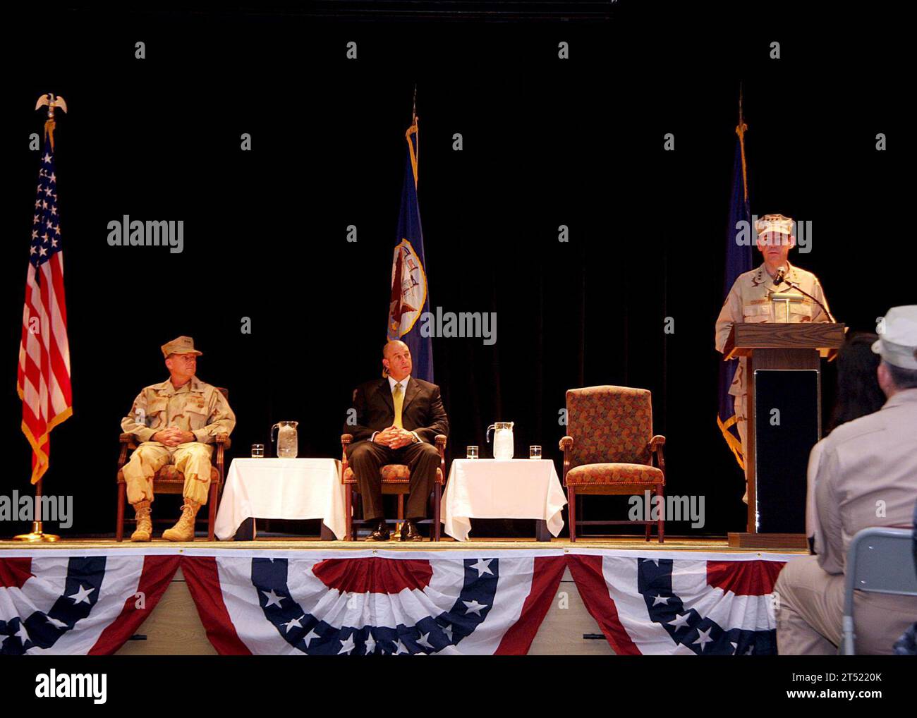 0807059167V-002 ATTIVITÀ DI SUPPORTO NAVALE, Bahrain (5 luglio 2008) Vice Adm. Kevin Cosgriff si rivolge agli ospiti durante una cerimonia di cambio di comando presso Naval Support Activity, Bahrain. Il vice amministratore William Gortney sostituì Cosgriff come comandante, U.S. Naval Forces Central Command/U.S. 5th Fleet/Combined Maritime Forces. Mentre era al comando per 17 mesi, Cosgriff guidò più di 25.000 forze statunitensi e della coalizione che operano continuamente nella regione per fornire sicurezza, difendere contro l'estremismo violento e fornire supporto alle operazioni Iraqi Freedom e Enduring Freedom. Marina degli Stati Uniti Foto Stock