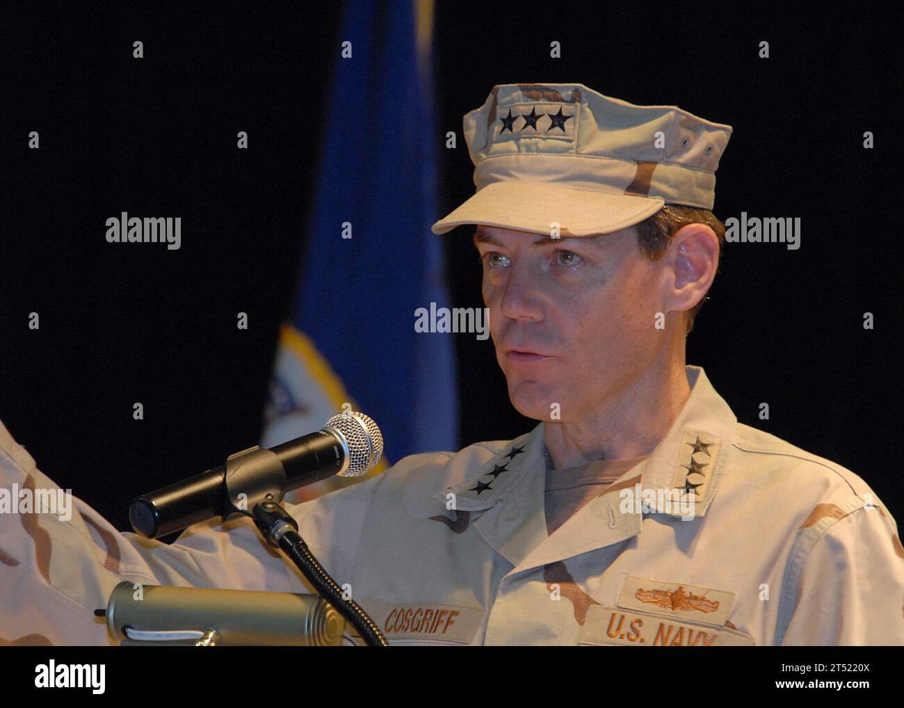0807059909C-005 ATTIVITÀ DI SUPPORTO NAVALE, Bahrain (5 luglio 2008) Vice Adm. Kevin Cosgriff si rivolge agli ospiti durante una cerimonia di cambio di comando presso l'attività di supporto navale del Bahrain. Il vice amministratore William Gortney sostituì Cosgriff come comandante, U.S. Naval Forces Central Command/U.S. 5th Fleet/Combined Maritime Forces. Mentre era al comando per 17 mesi, Cosgriff guidò più di 25.000 forze statunitensi e della coalizione che operano continuamente nella regione per fornire sicurezza, difendere contro l'estremismo violento e fornire supporto alle operazioni Iraqi Freedom e Enduring Freedom. Marina degli Stati Uniti Foto Stock