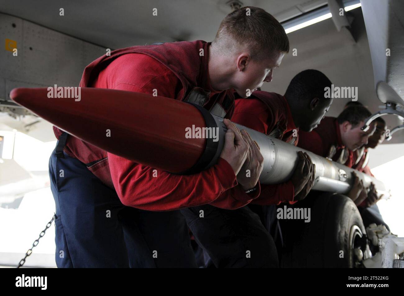 Medio raggio avanzato, AIM-120, portaerei, missile aria-aria, F/A-18E, navy, classe Nimitz, Strike Fighter Squadron 81, super hornet, U.S. Navy, in corso, USS Carl Vinson (CVN 70), VFA -81 Foto Stock